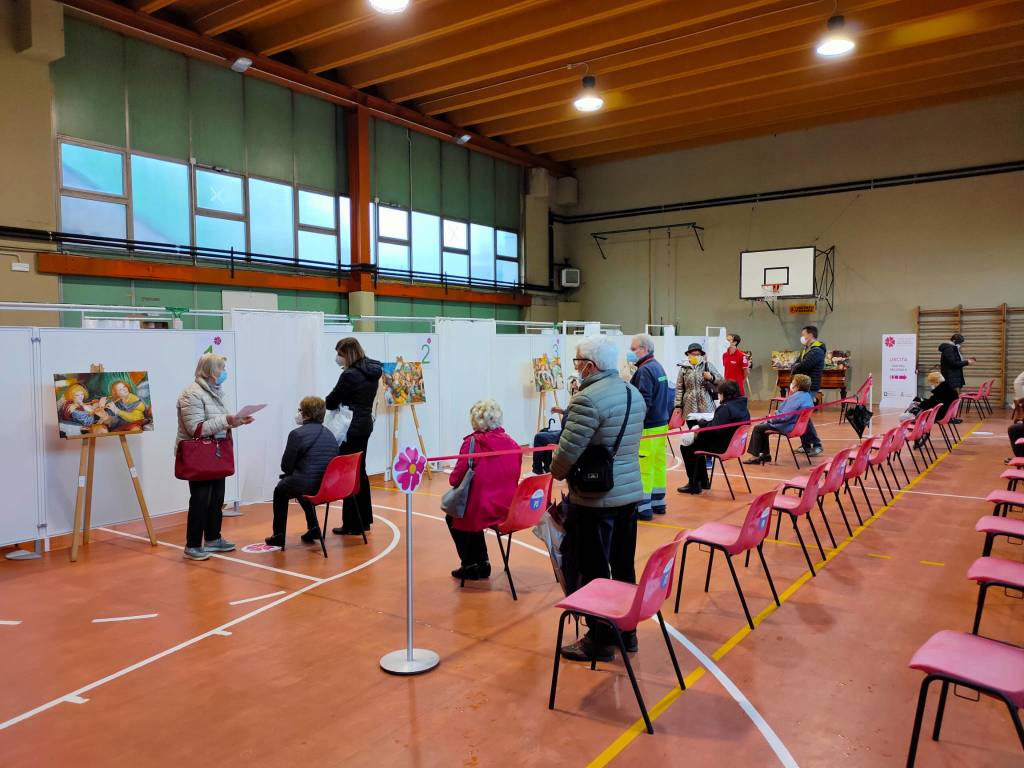Dentro l'hub vaccinale di Saronno, il racconto dei volontari