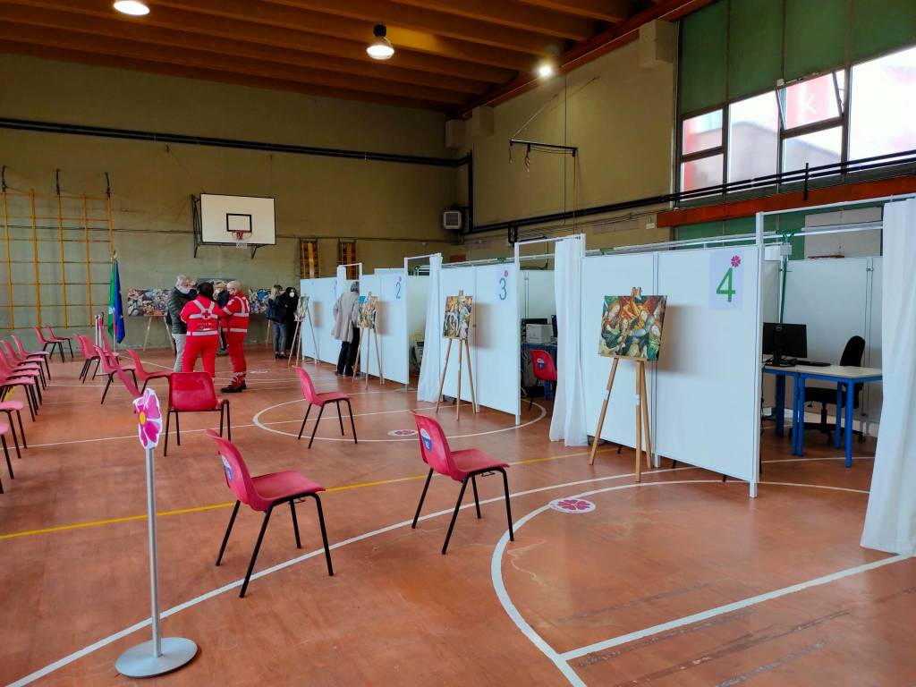 Dentro l'hub vaccinale di Saronno, il racconto dei volontari