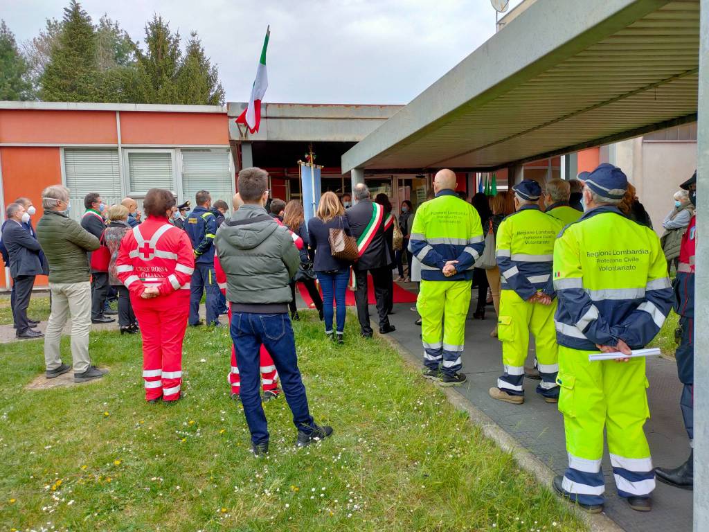 Dentro l'hub vaccinale di Saronno, il racconto dei volontari