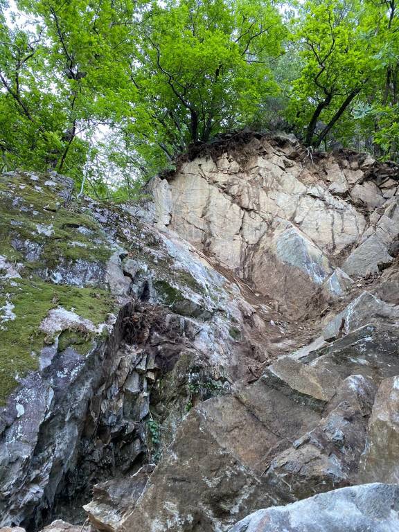 Frana tra Luino e Maccagno, statale del lago chiusa fino a giovedì pomeriggio