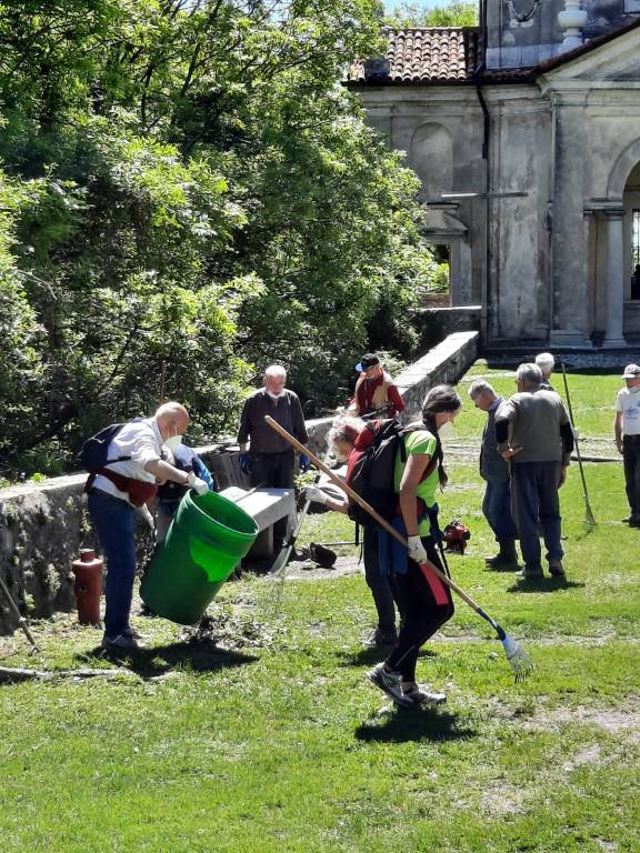 Il Cai Senior ripulisce la via Sacra a Varese