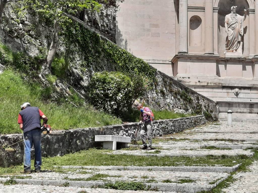 Il Cai Senior ripulisce la via Sacra a Varese