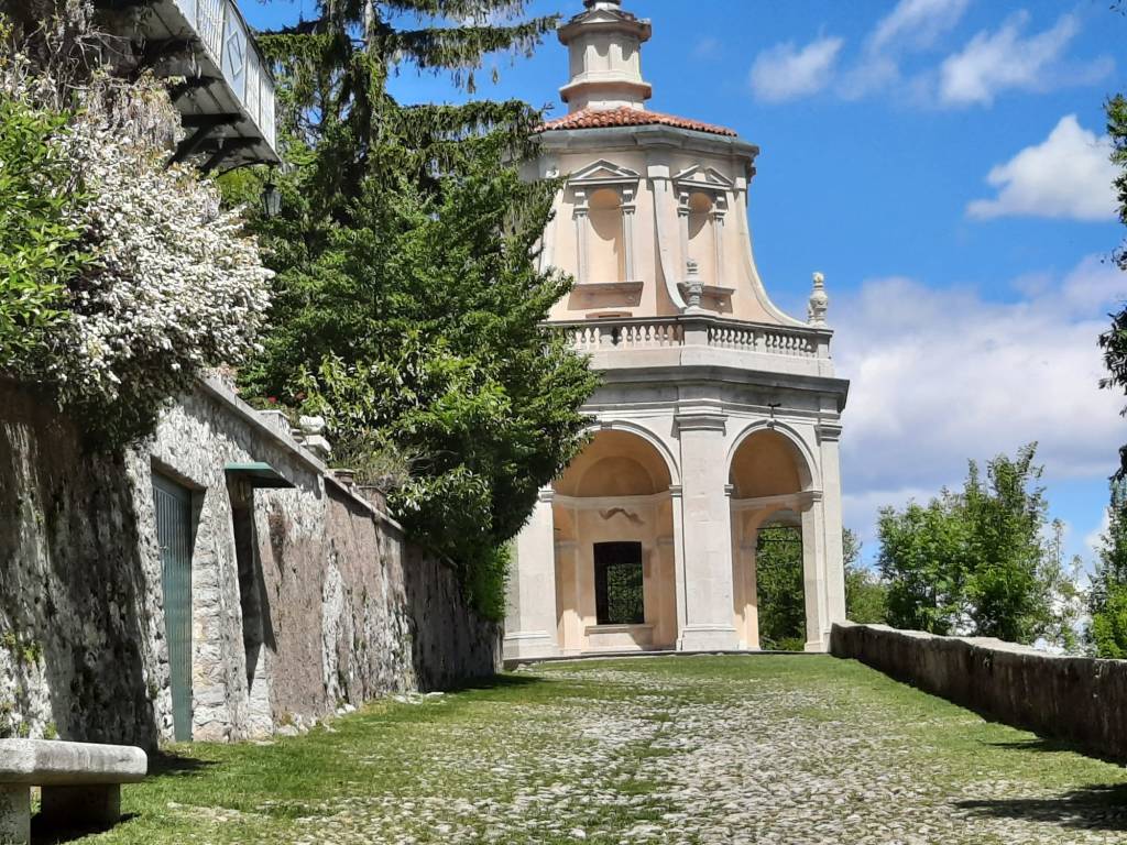 Il Cai Senior ripulisce la via Sacra a Varese