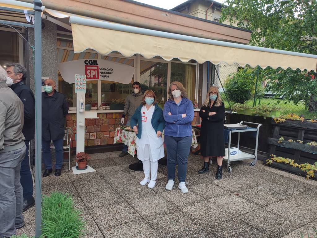 Inaugurazione stanza degli abbracci alla Monsignor Comi di Luino