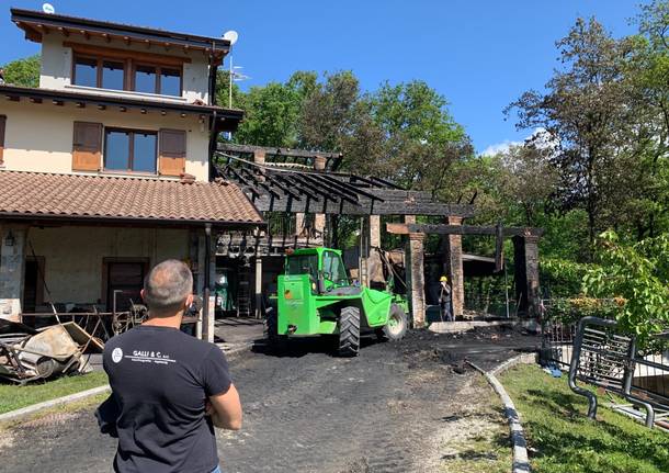 Incendio a Calcinate il giorno dopo