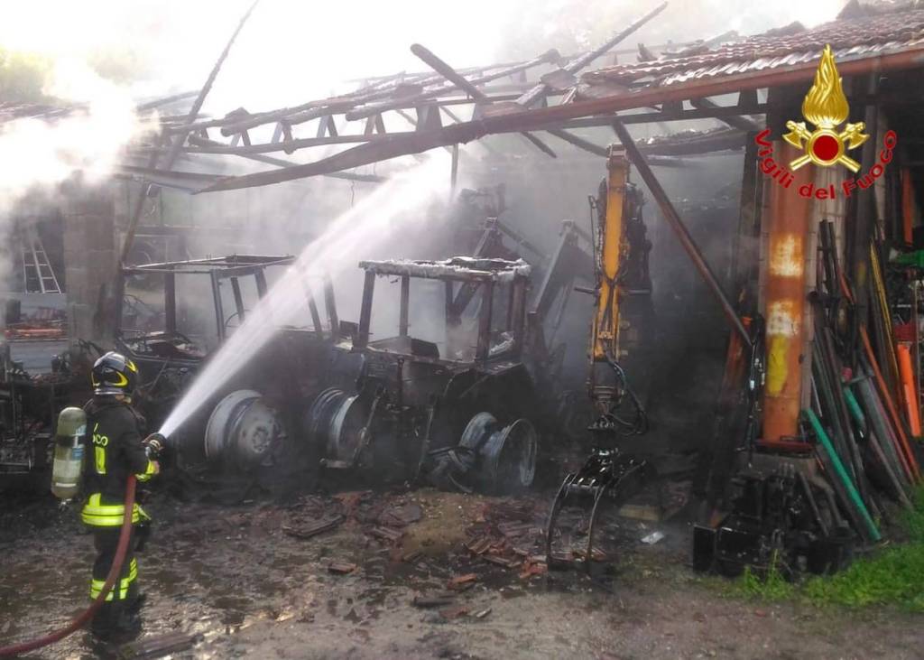 Incendio in un deposito a Sesto Calende 