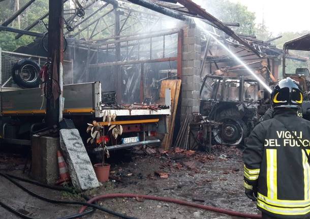 Incendio in un deposito a Sesto Calende 