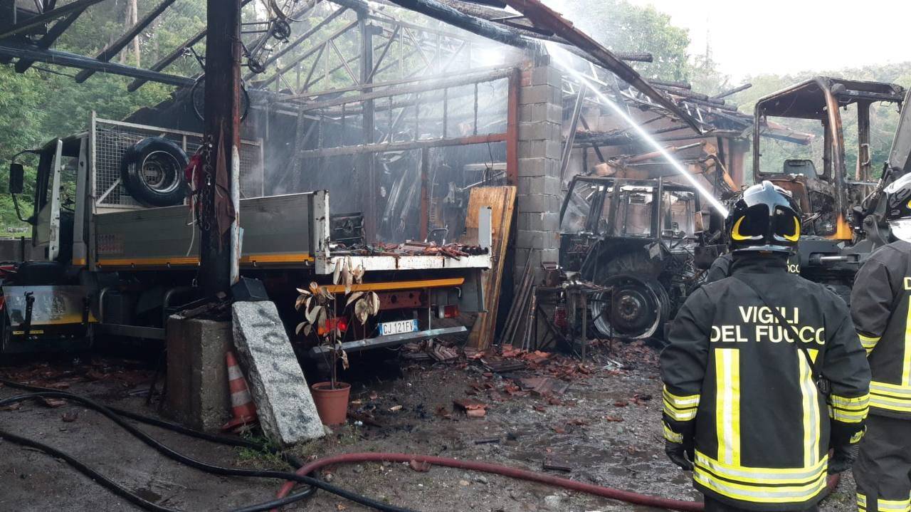 Incendio in un deposito a Sesto Calende 