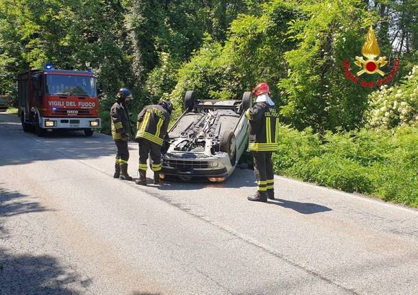 Si ribalta con l’auto sulla provinciale di Orino