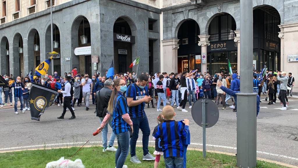 Inter campione d'Italia, bandiere e cori in centro a Varese