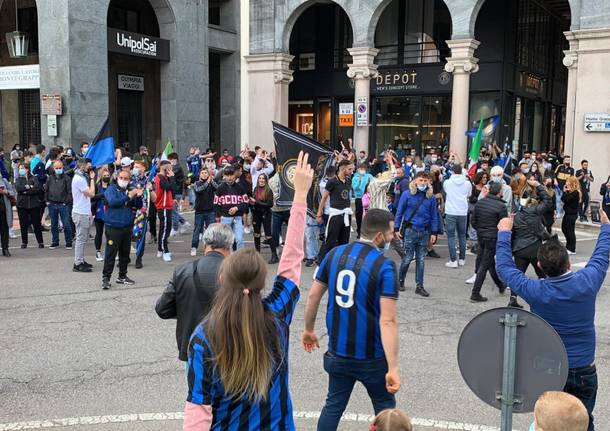 Inter campione d'Italia, bandiere e cori in centro a Varese