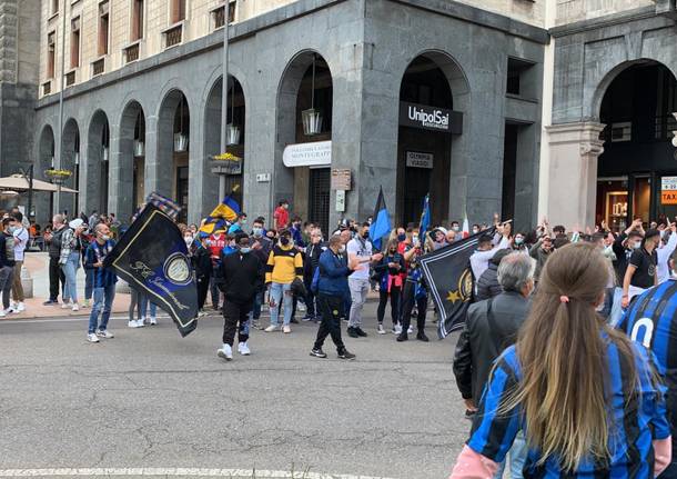 Inter campione d’Italia, bandiere e cori in centro a Varese