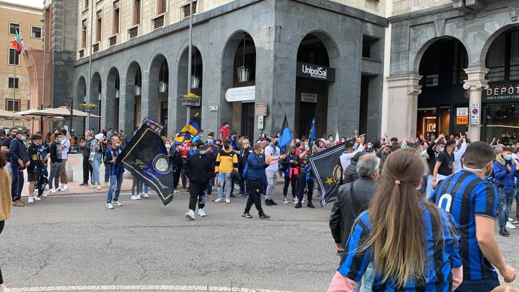 Inter campione d'Italia, bandiere e cori in centro a Varese