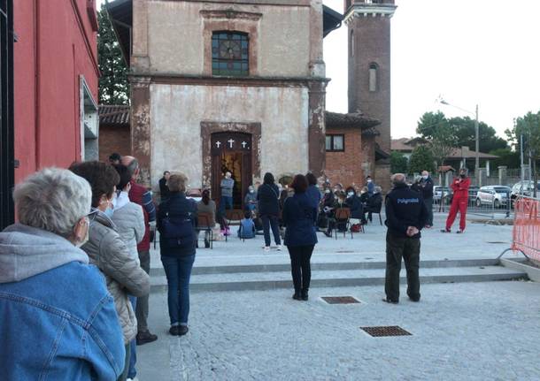 La piazzetta della Ponzella a Legnano "inaugurata" con la recita del rosario