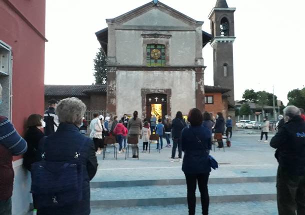 La piazzetta della Ponzella a Legnano "inaugurata" con la recita del rosario 