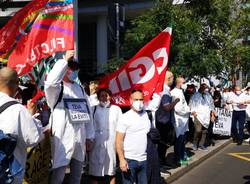 Lavoratori TEVA di Nerviano in protesta sotto la Regione Lombardia