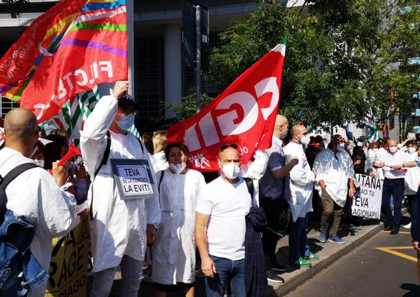 Lavoratori TEVA di Nerviano in protesta sotto la Regione Lombardia