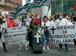 Lavoratori TEVA di Nerviano in protesta sotto la Regione Lombardia