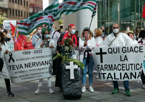 Lavoratori TEVA di Nerviano in protesta sotto la Regione Lombardia