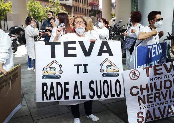 Lavoratori TEVA di Nerviano in protesta sotto la Regione Lombardia