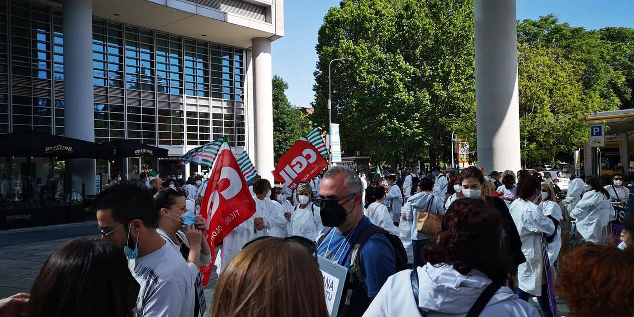 Lavoratori TEVA di Nerviano in protesta sotto la Regione Lombardia