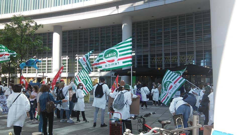 Lavoratori TEVA di Nerviano in protesta sotto la Regione Lombardia
