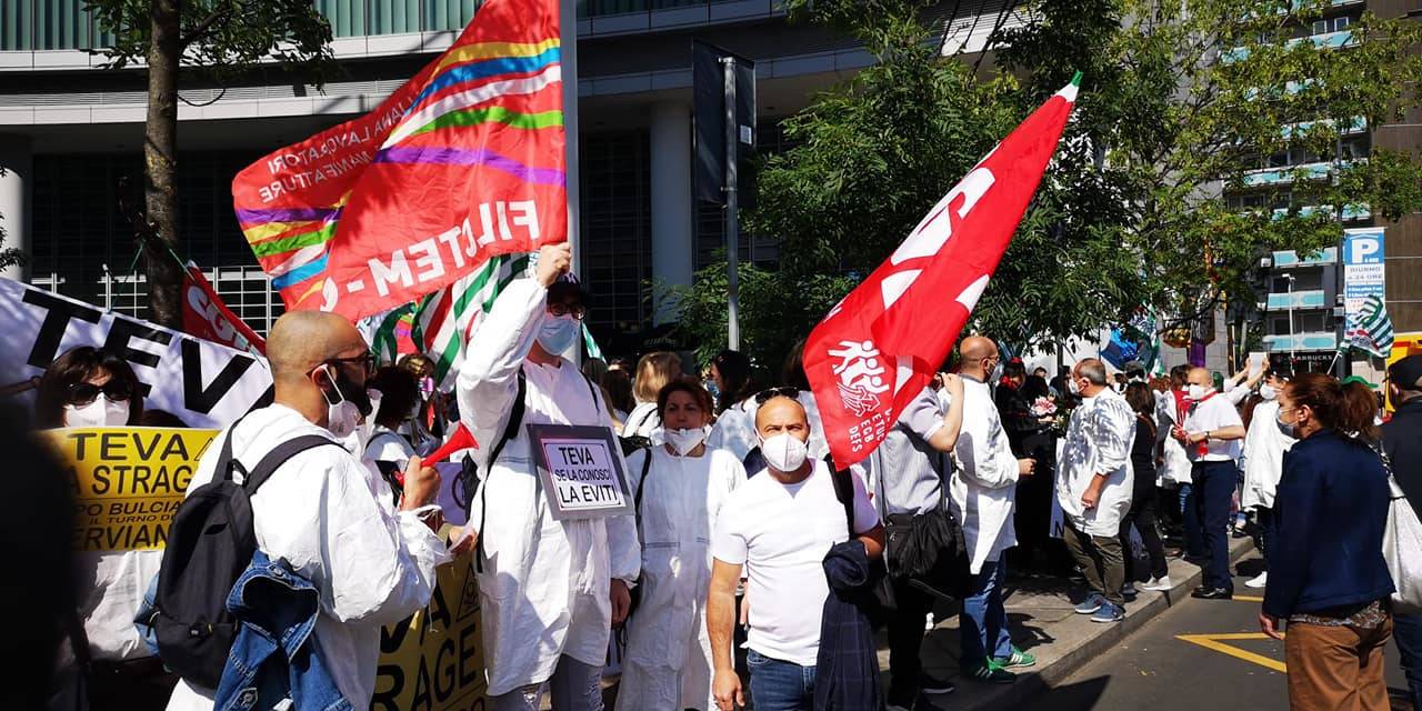 Lavoratori TEVA di Nerviano in protesta sotto la Regione Lombardia