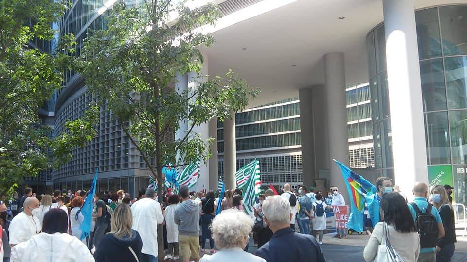 Lavoratori TEVA di Nerviano in protesta sotto la Regione Lombardia