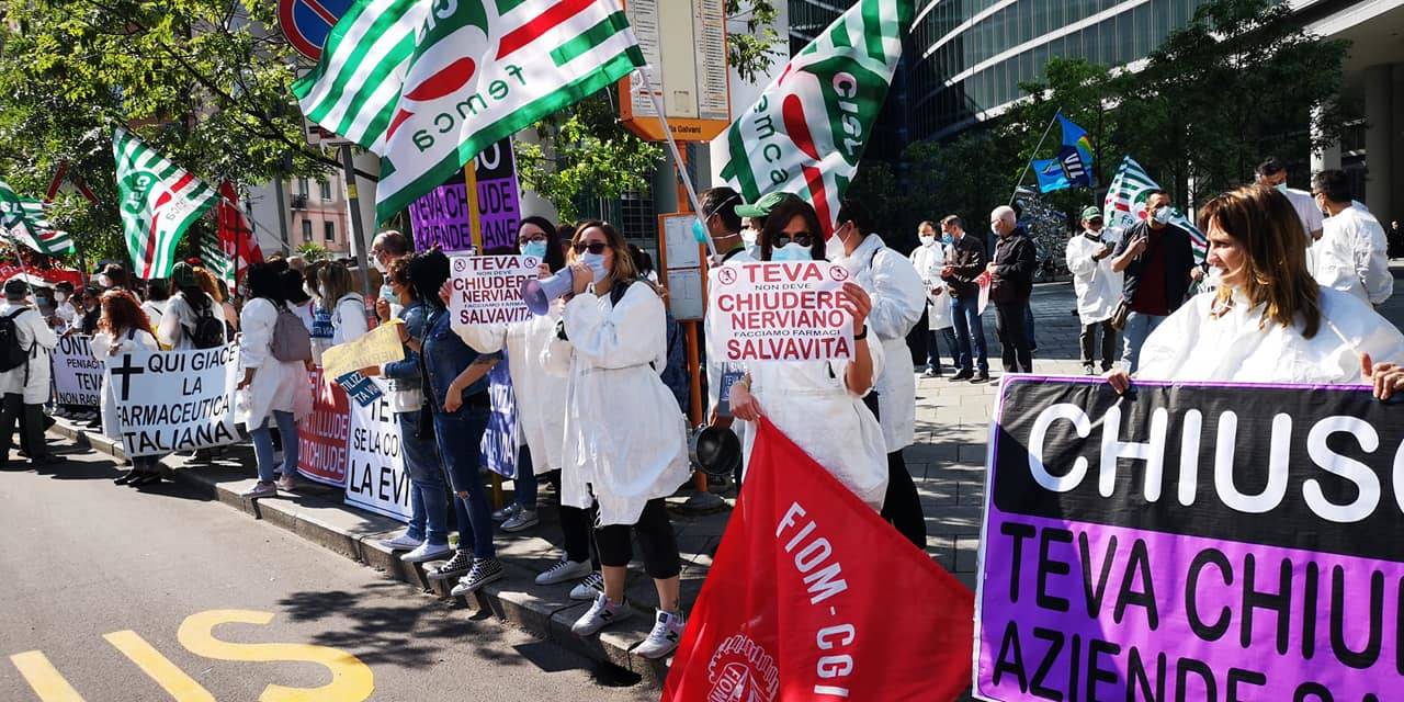 Lavoratori TEVA di Nerviano in protesta sotto la Regione Lombardia