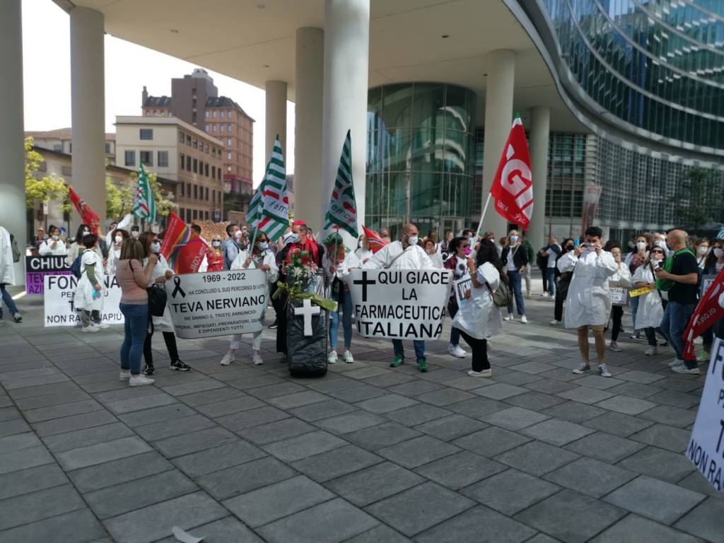 Lavoratori TEVA di Nerviano in protesta sotto la Regione Lombardia