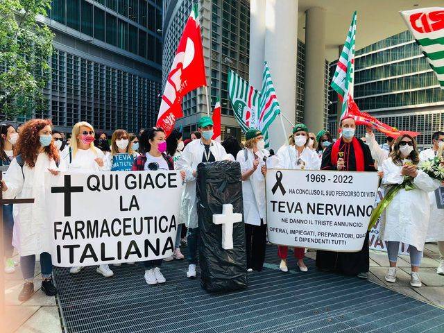 Lavoratori TEVA di Nerviano in protesta sotto la Regione Lombardia