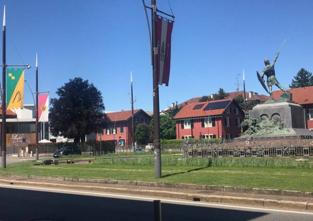 Le bandiere del Palio al Monumento del Guerriero