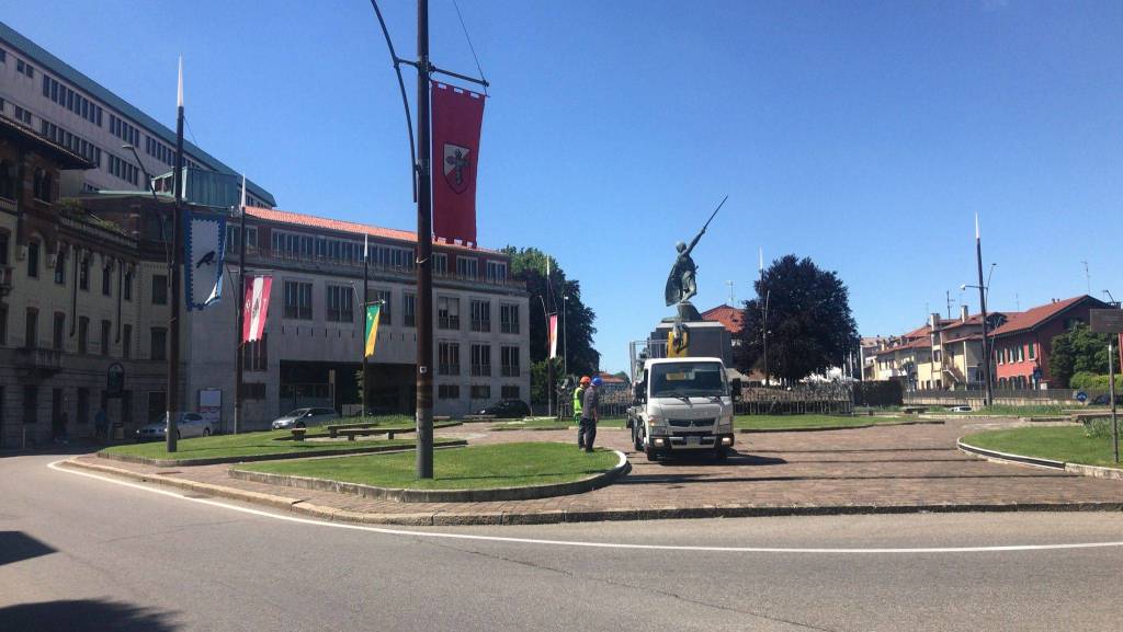 Le bandiere del Palio al Monumento del Guerriero