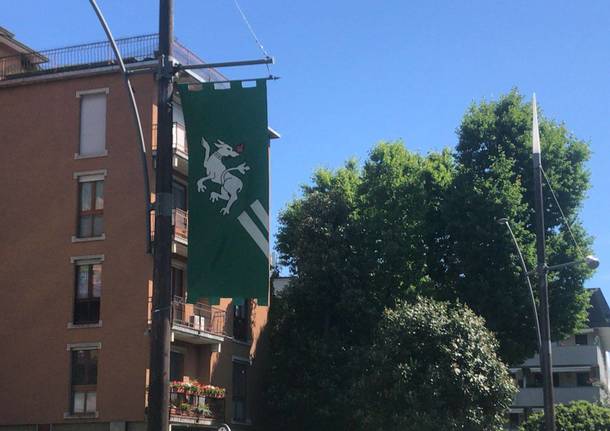 Le bandiere del Palio di Legnano al Monumento del Guerriero