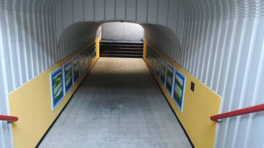 Lomazzo, il sottopasso della stazione si tinge di colore. Inaugurate le opere realizzate dagli studenti