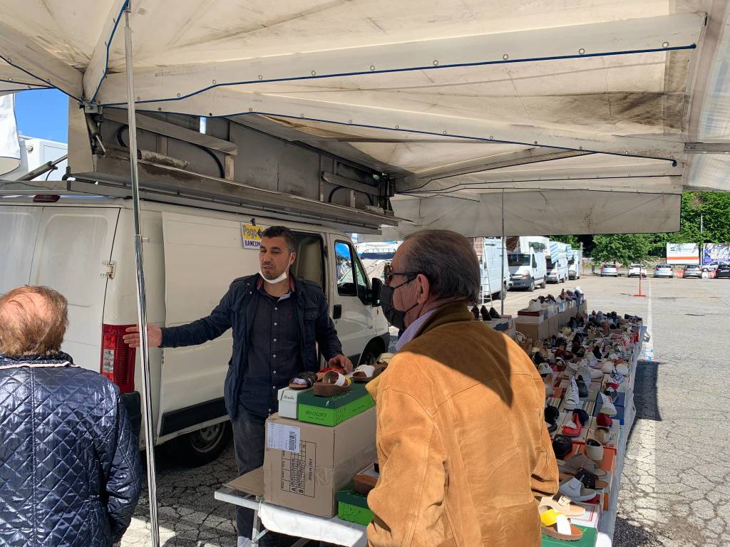 mercato in piazza de Gasperi, varese