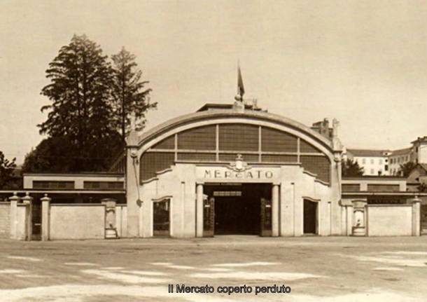 Metamorfosi urbana: il mercato coperto perduto, il mercato coperto mai nato e il teatro provvisorio divenuto stabile