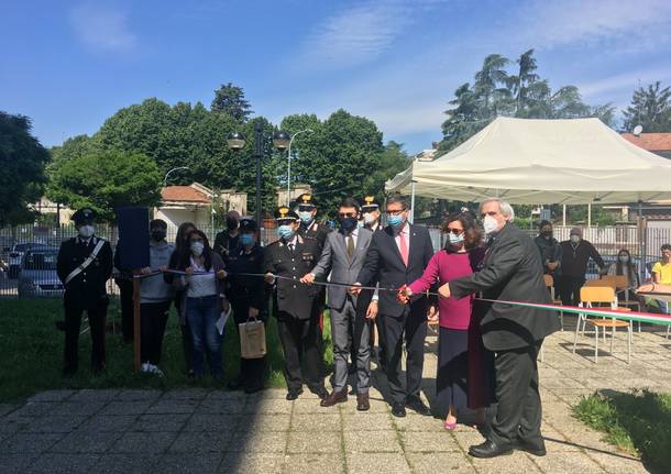 piantumazione nespolo scuola Falcone Gallarate maggio 2021