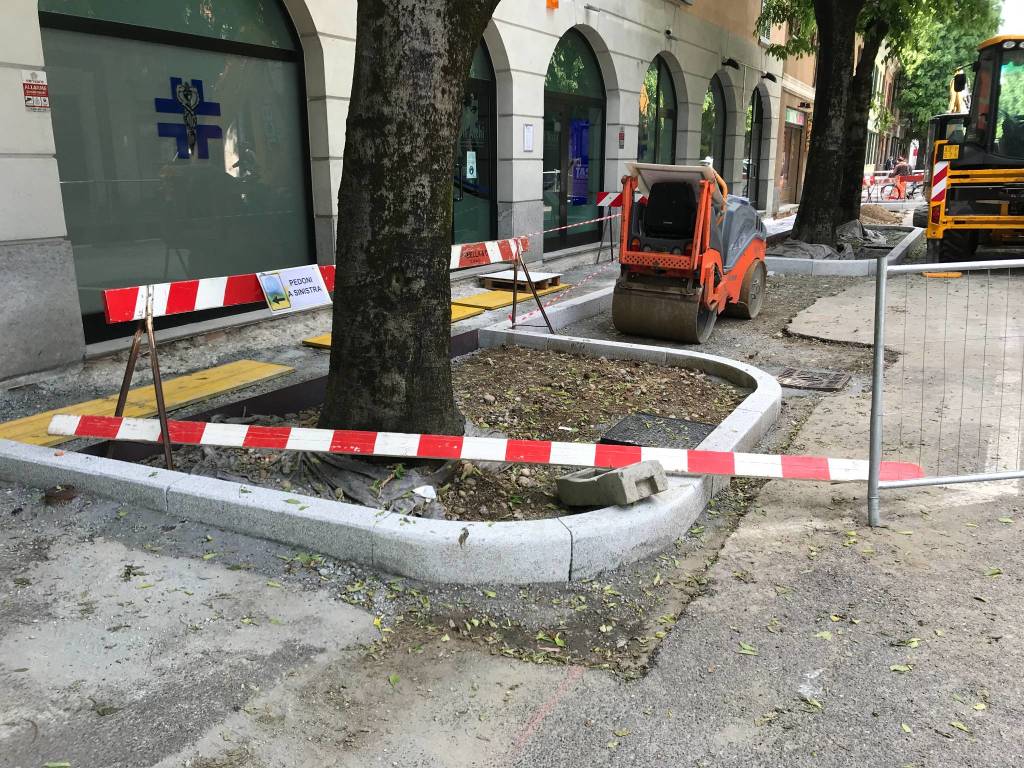 Saronno, proseguono con la ricostruzione del marciapiede i lavori di riqualificazione di via Roma