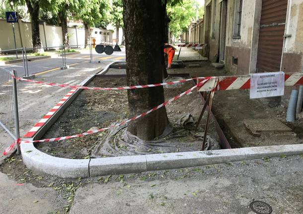 Saronno, proseguono con la ricostruzione del marciapiede i lavori di riqualificazione di via Roma