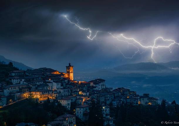 Temporale e lampi sul Sacro Monte - Foto Roberto Vanola