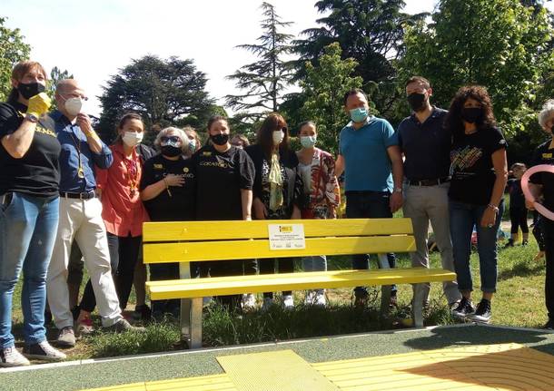 Una panchina gialla al Parco Gioia di Villa Mylius