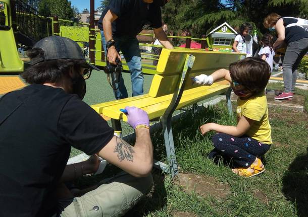 Una panchina gialla nel Parco Gioia per i diritti dei bambini