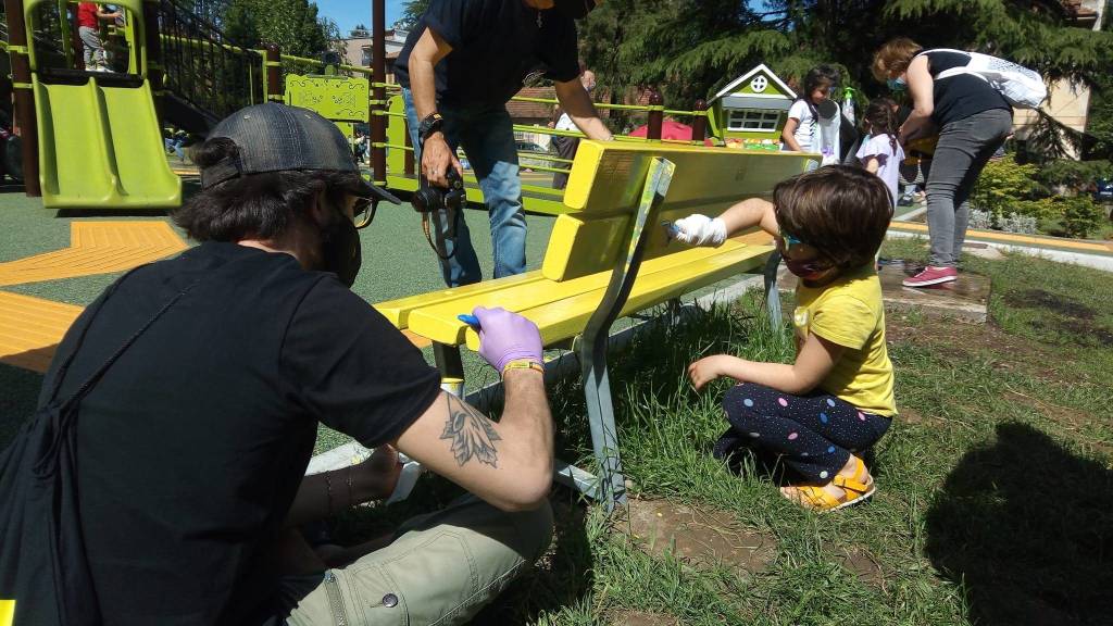 Una panchina gialla al Parco Gioia di Villa Mylius 