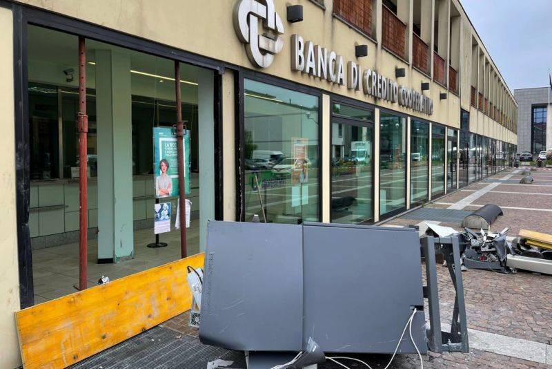 Villa cortese assalto al bancomat