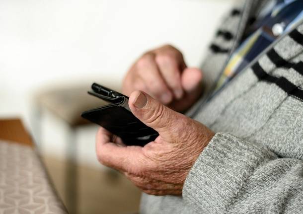 anziano smartphone