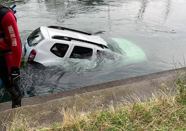 Auto nel Naviglio a Turbigo 17 giugno 2021