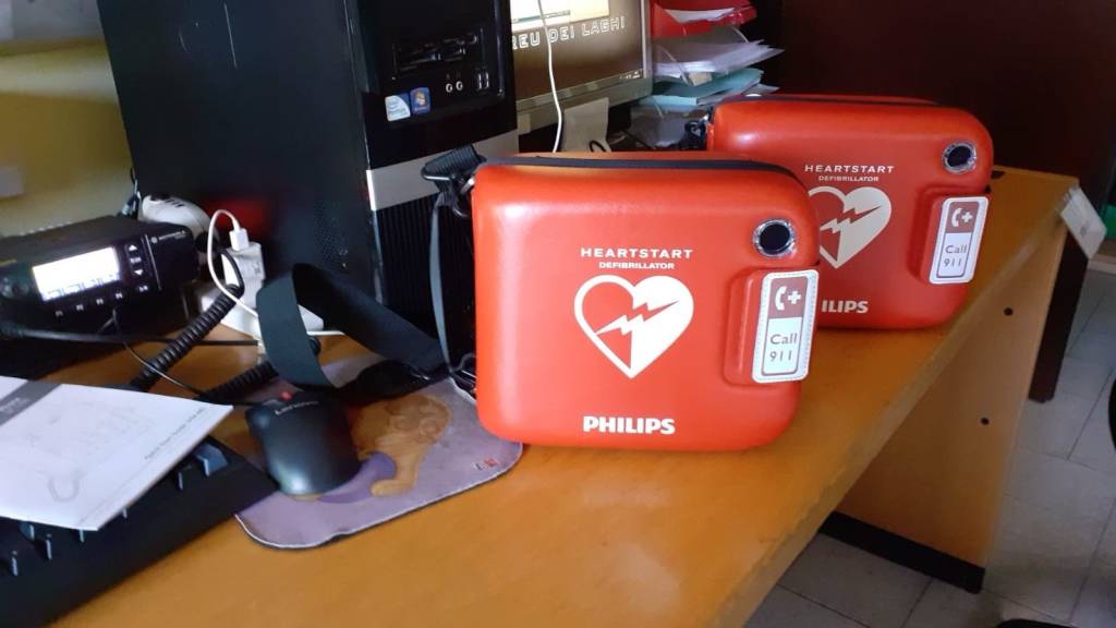 I defibrillatori donati alla Cri di Gavirate