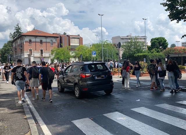 Candiani-Bausch, feste e balli per la fine della scuola
