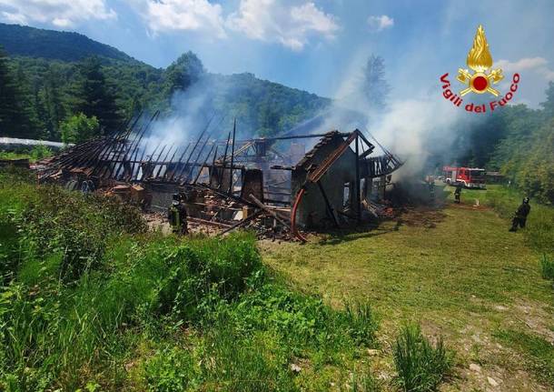 Fiamme in un capanno agricolo al Brizio